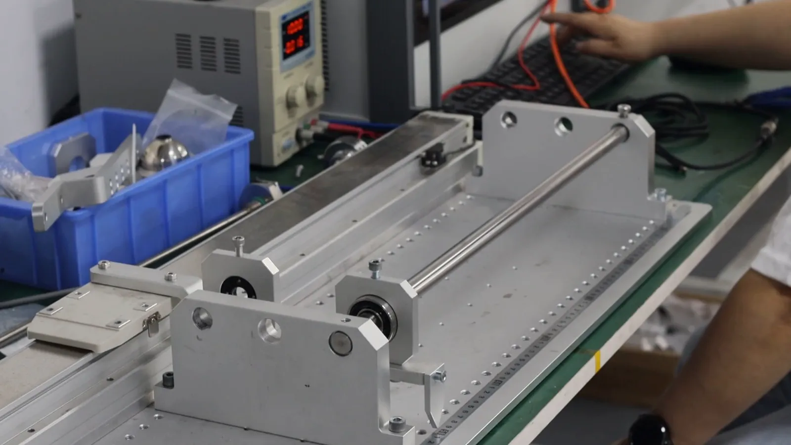 Linear test bench for calibration over the full stroke at SEGMENsensor
