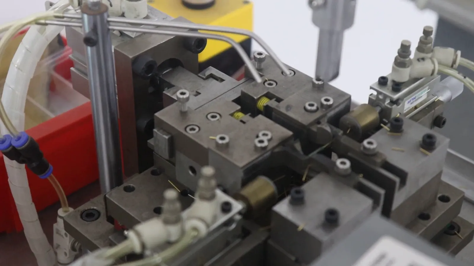 Automatic assembly of proximity switches at SEGMENsensor
