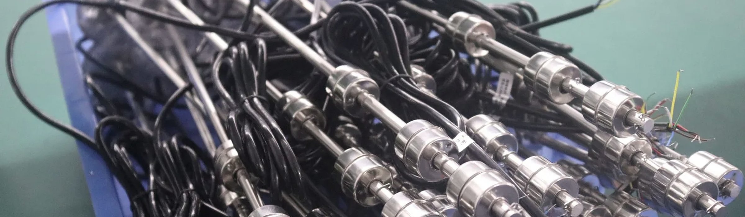 SEGMENsensor liquid level sensor range: float level switches, submersible hydrostatic transmitters, ultrasonic and magnetostrictive tank level sensors