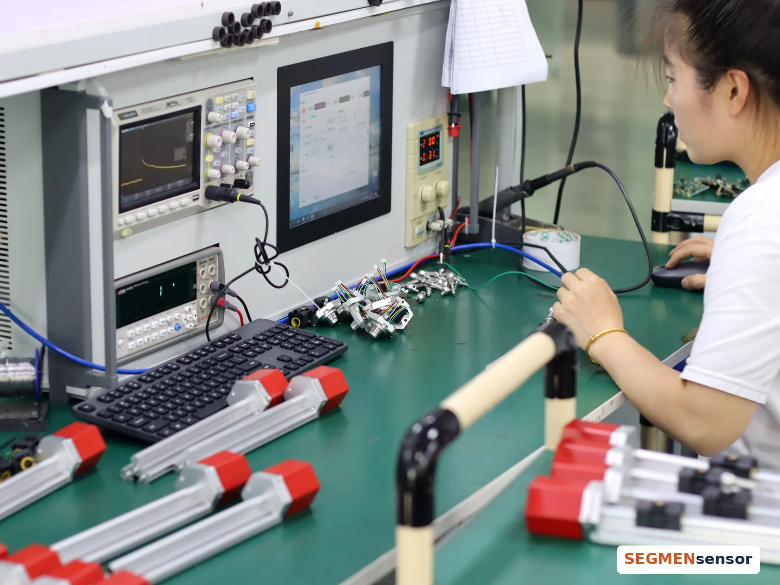 Fertigungsprüfung magnetostriktiver Sensoren bei SEGMENsensor