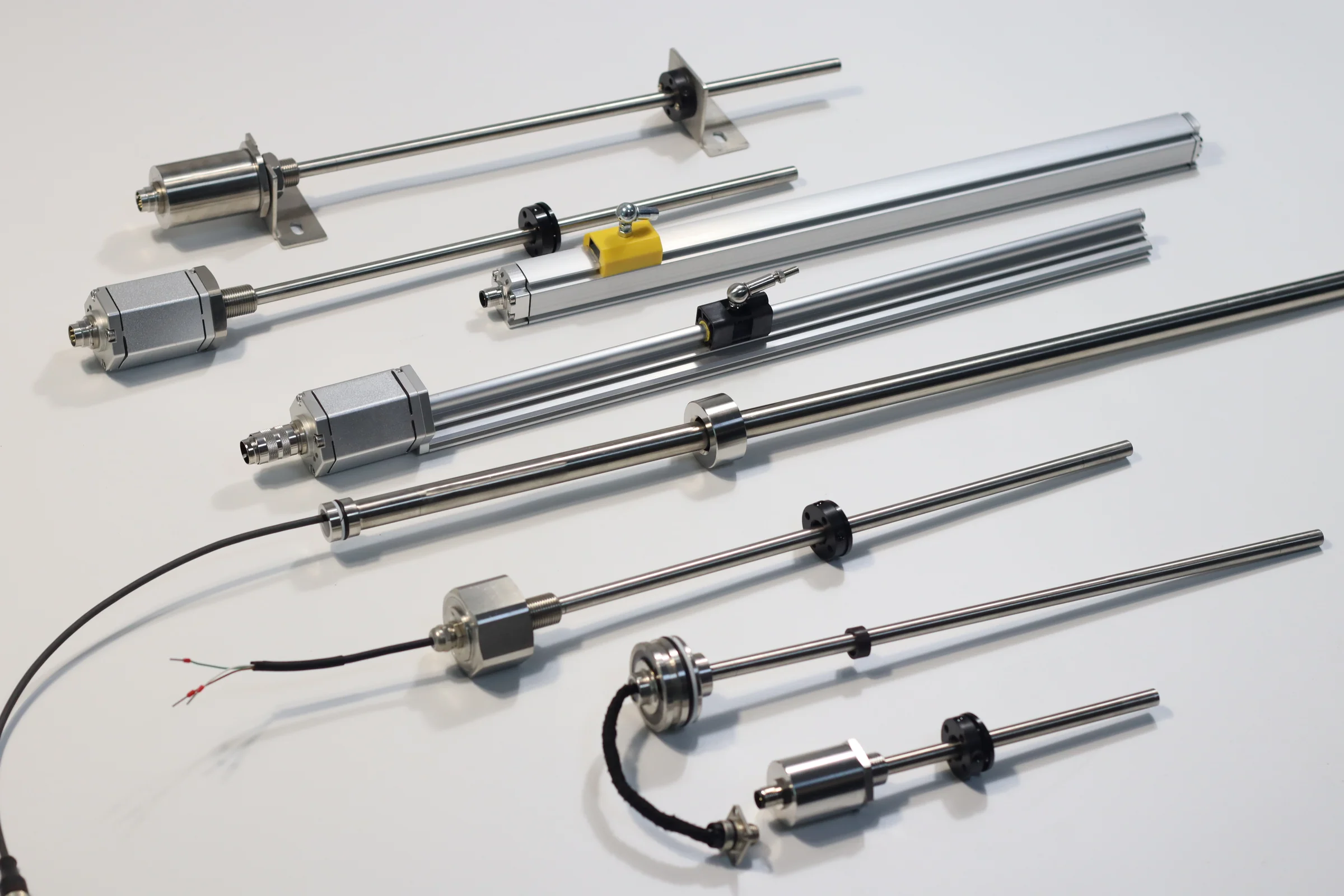 Sensores de posición lineal magnetostrictivos SEGMENsensor de varilla y de perfil